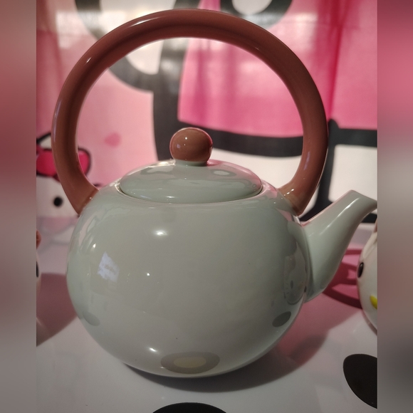 EXCLUSIVE - Hello Kitty Tea Set (Not A Toy) - Picture 4 of 8